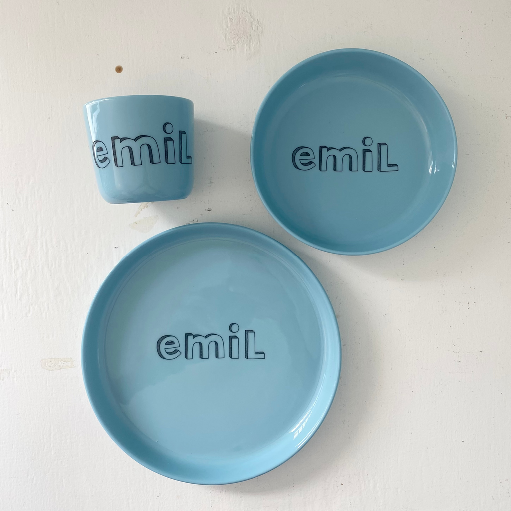 set in the same color - family letters