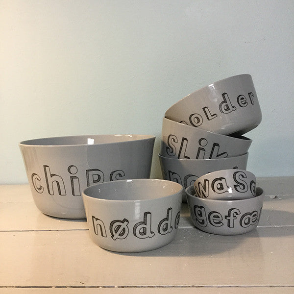 Grå skåle i porcelæn med egen tekst fra Liebe