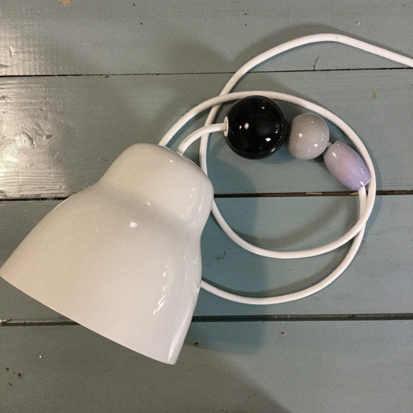 Perle lampe med sort porcelænsperle