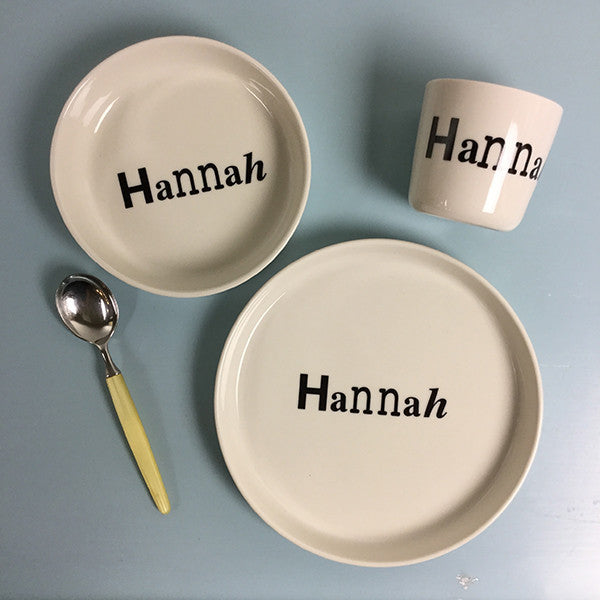Børneservice med eget navn i porcelæn fra Liebe